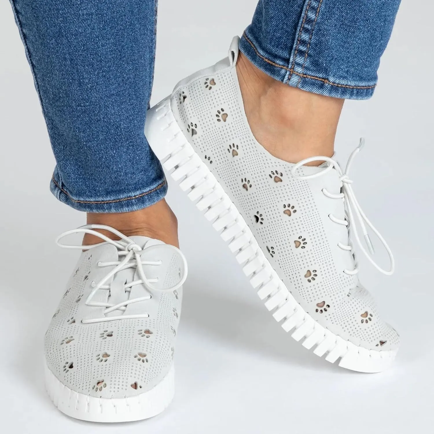 Cut-Out Paw Print Casual Sneakers
