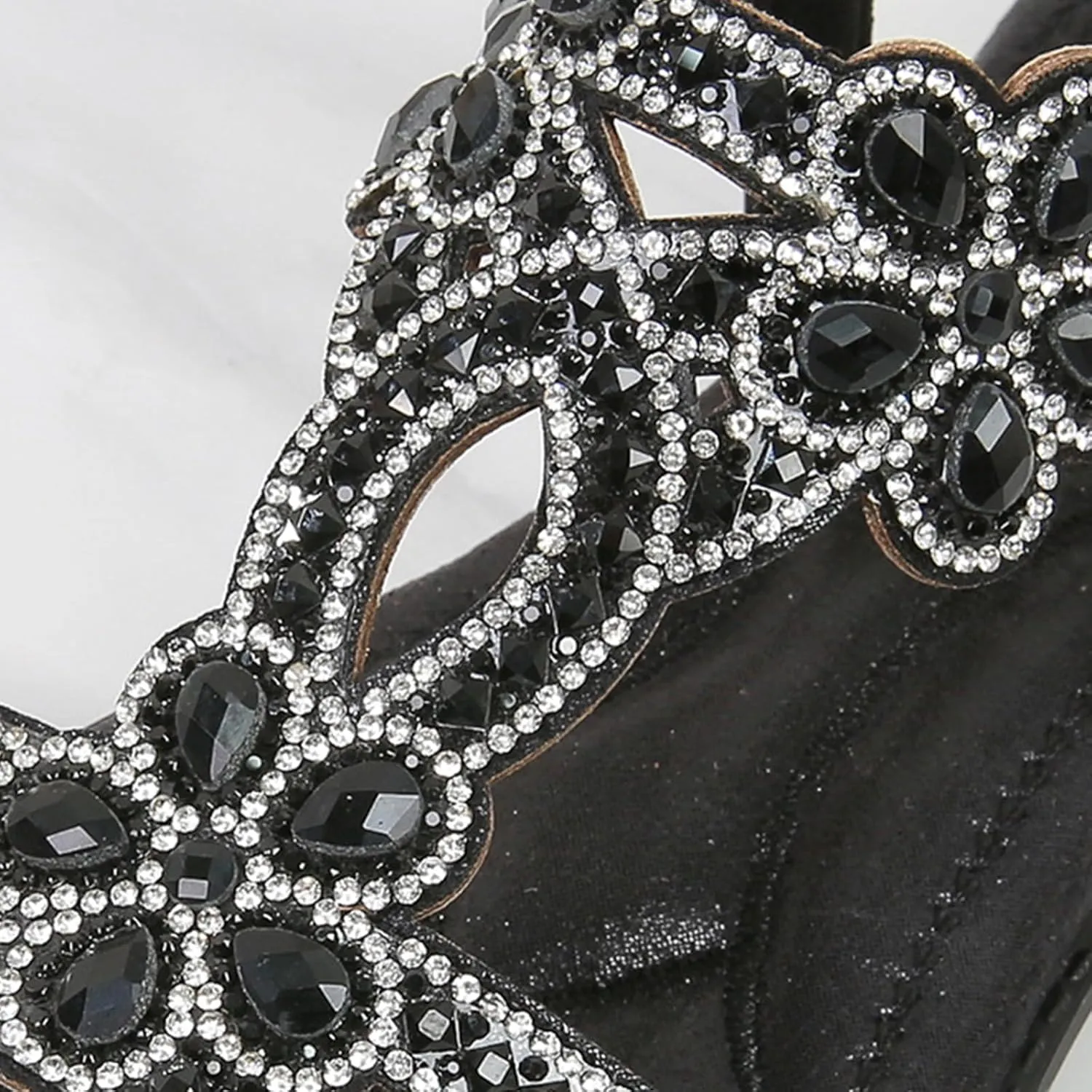 Women Rhinestone Sandals T-Strap Bohemian Pearl Crystal Flat Sandals Trendy Sparkling Dress Beach Shoes Beautiful Ladies' Elegant Flat Sandal for Summer
